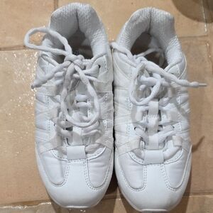 Chasse White Cheerleading Athletic Sneakers 2.5